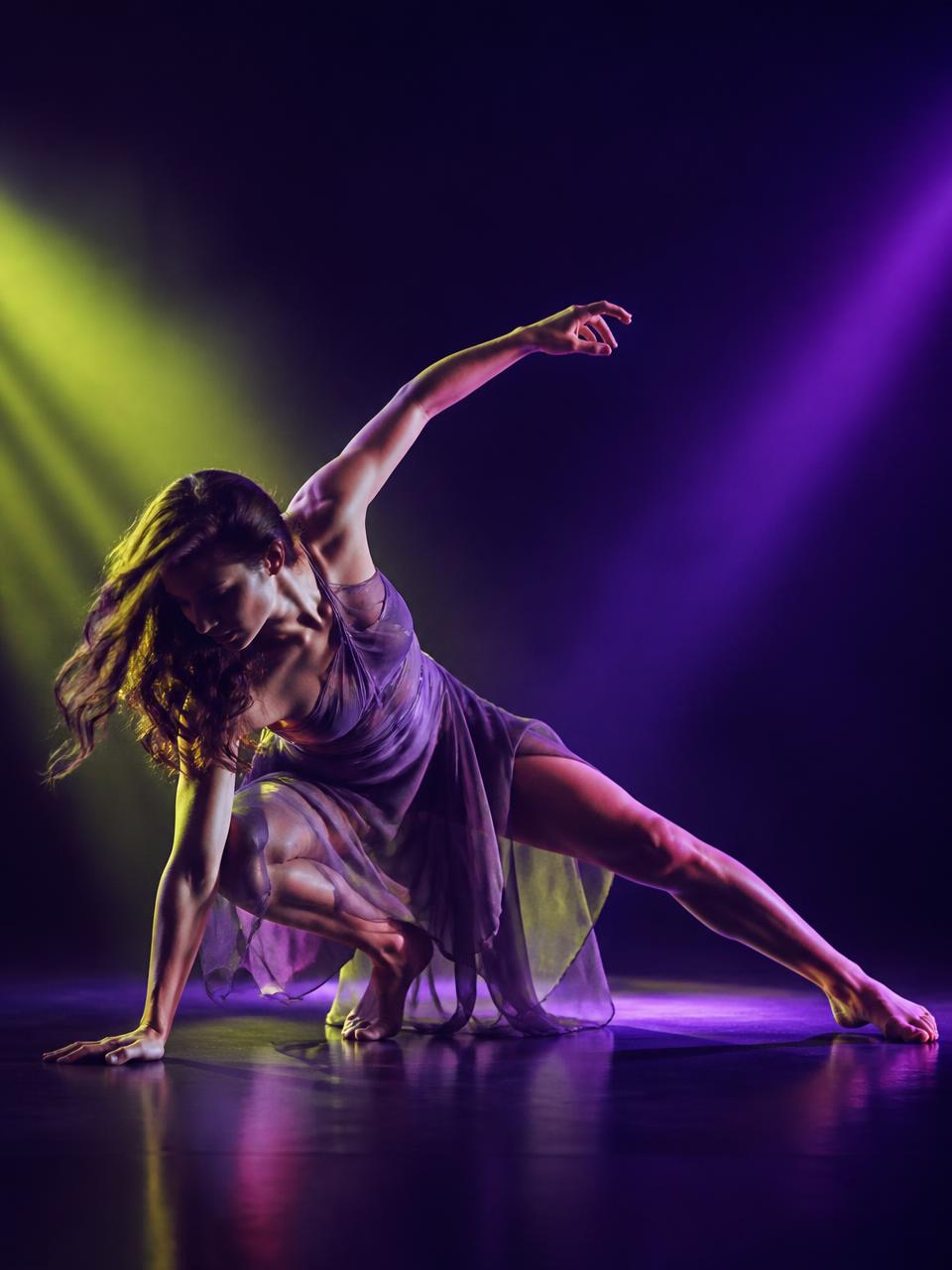 Danzatrice in movimento a terra, corso di danza contemporanea a MOVA Dance Studio ad Alba Adriatica