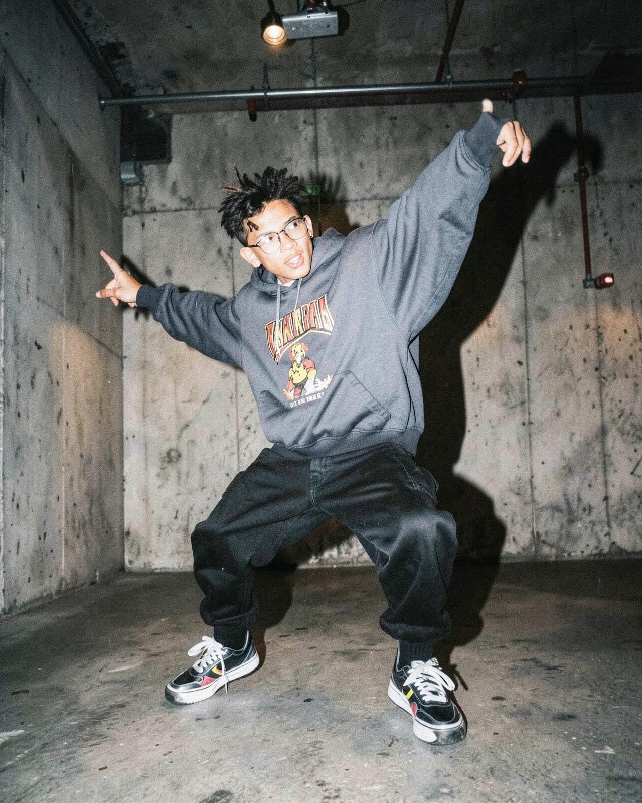 Ballerino hip-hop in posa durante una lezione in studio